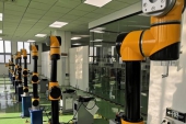 コーヒー豆を挽き、食器を並べる…「彼氏力」の高いロボットが登場.jpg