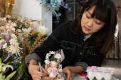 「永遠に枯れない花」で雑貨に「春の息吹」を吹き込むフラワーデザイナー