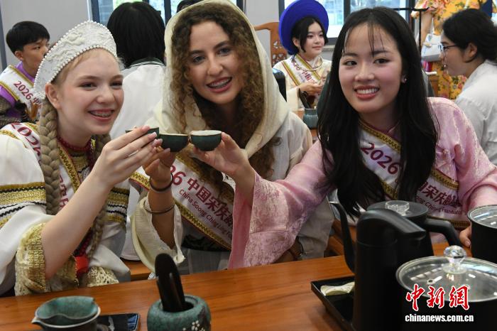 合肥で開催された2026年中国宋慶齢基金会「文化小大使」交流行事で中国茶を味わう外国の青少年（7月5日撮影・趙強）。