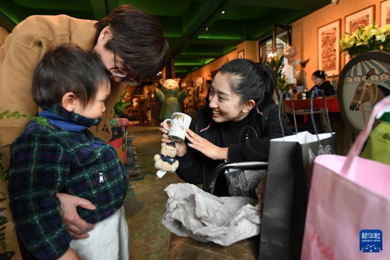 新職業の民泊施設バトラーに従事する孟金錦さん（写真右、2024年4月10日撮影・ 翁忻暘）。