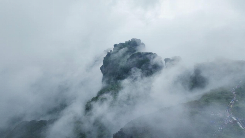 雲と霧に包まれた世界自然遺産の梵浄山景勝地（撮影・常沙）。