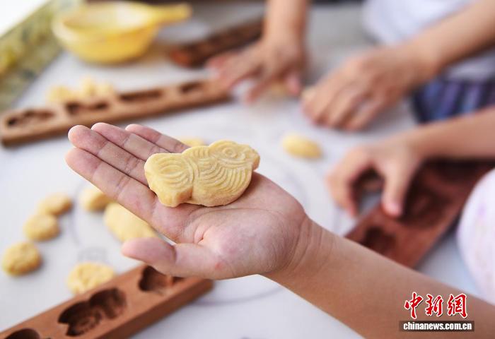 山東省煙台市のある家族が作った「巧果」（8月20日撮影・王嬌妮）。