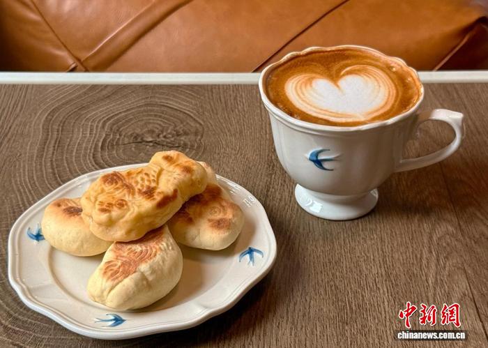山東省煙台市のあるカフェが販売し、人気を集めている「コーヒー＋巧果」セット（8月20日撮影・王嬌妮）。
