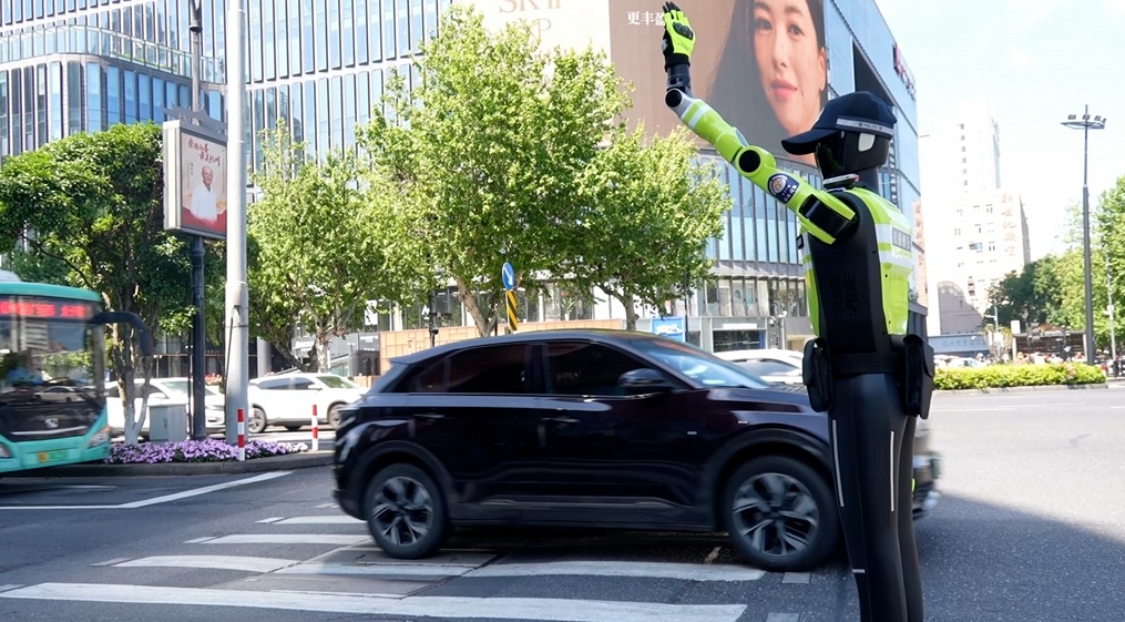 中国初のロボット交通警察中隊、正式に勤務開始