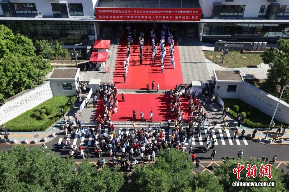 首都師範大学附属中学通州校区の試験会場前で入場を待つ受験生の列（6月7日撮影・楊可佳）。