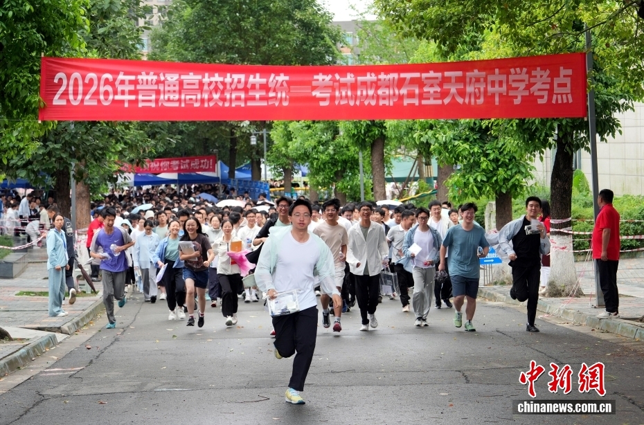 成都市高新区の成都石室天府中学の試験会場で、語文（中国語）の試験終了後に試験会場から走り出てくる受験生（6月7日撮影・安源）。