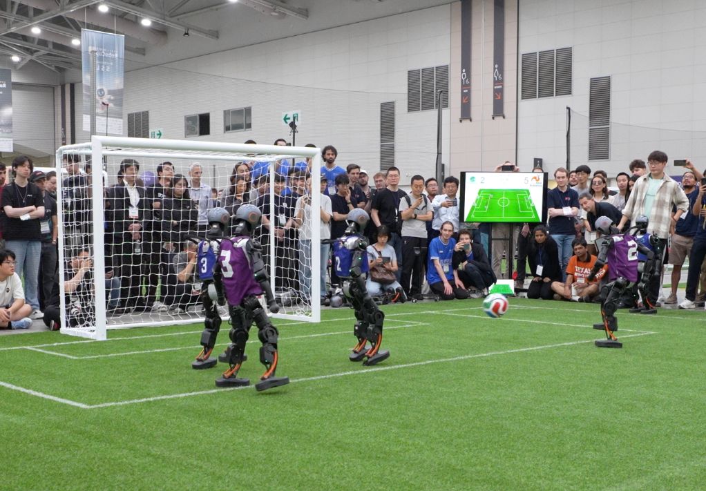 試合でシュートを放つ清華火神チームのロボット。